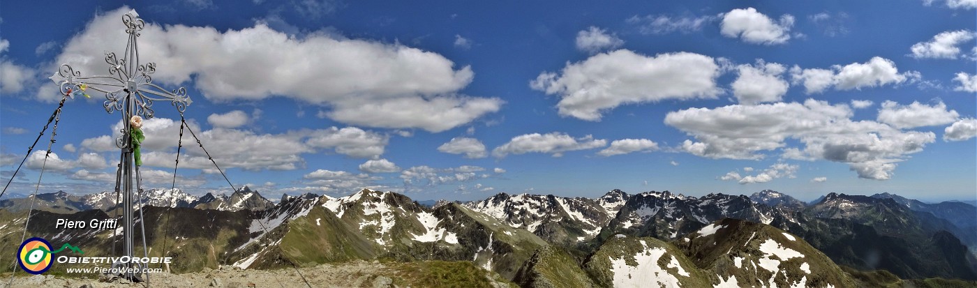 46 Vista panoramica dalla croce del Corno Stella verso le Alpi Orobie.jpg